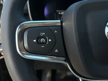 XC40 Core Pure Electric/Navi/LED/StHz/Kam/19Zoll