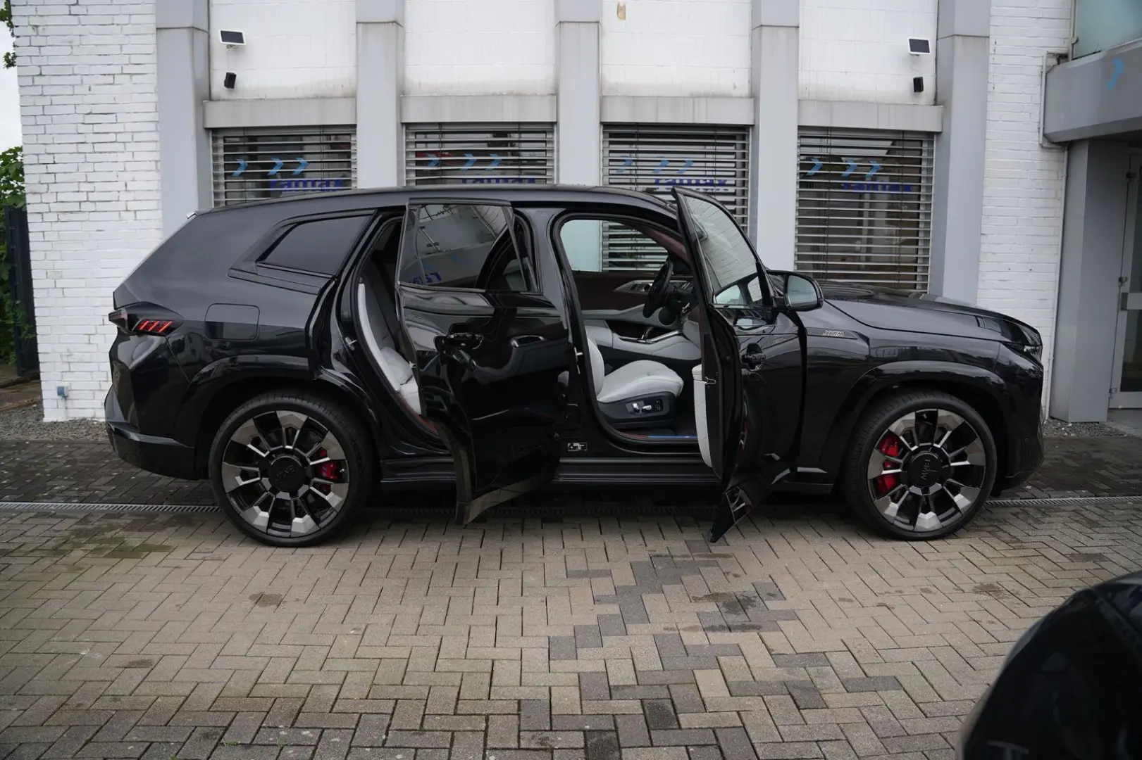 XM  BLACK EDITION-ACC-AHK-23M-LEDER SILVERSTONE