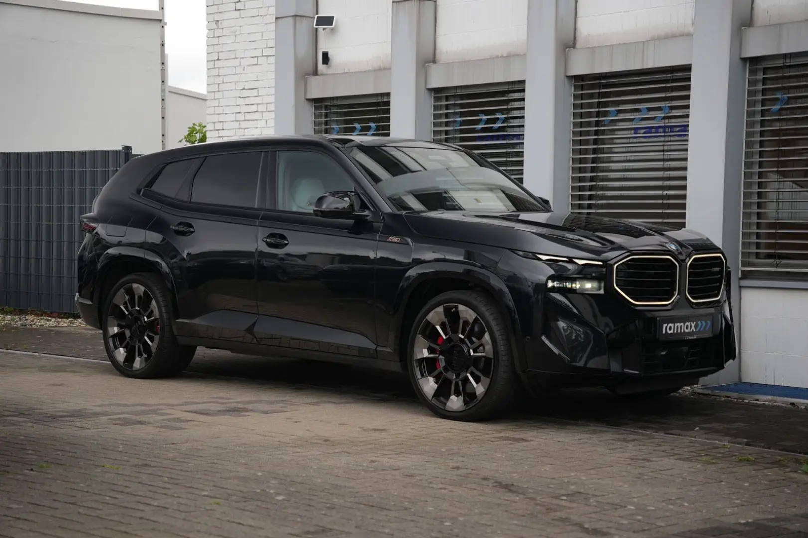 XM  BLACK EDITION-ACC-AHK-23M-LEDER SILVERSTONE
