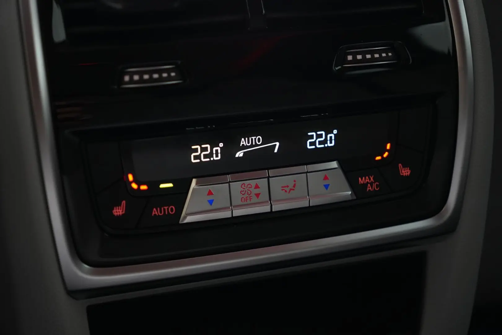 XM  BLACK EDITION-ACC-AHK-23M-LEDER SILVERSTONE