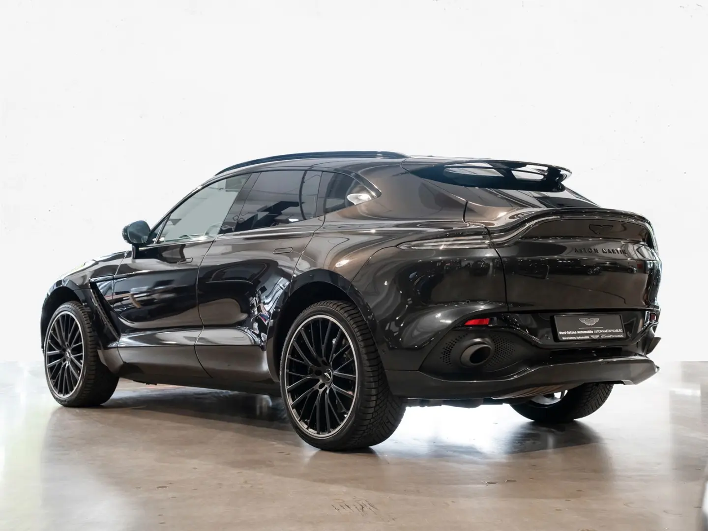 DBX 550 - Aston Martin Hamburg