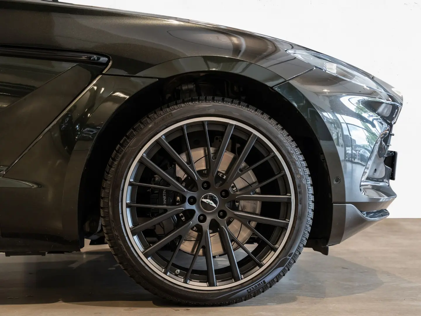 DBX 550 - Aston Martin Hamburg