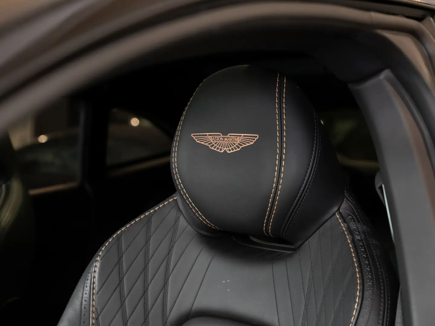 DBX 550 - Aston Martin Hamburg