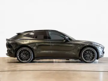 DBX 550 - Aston Martin Hamburg