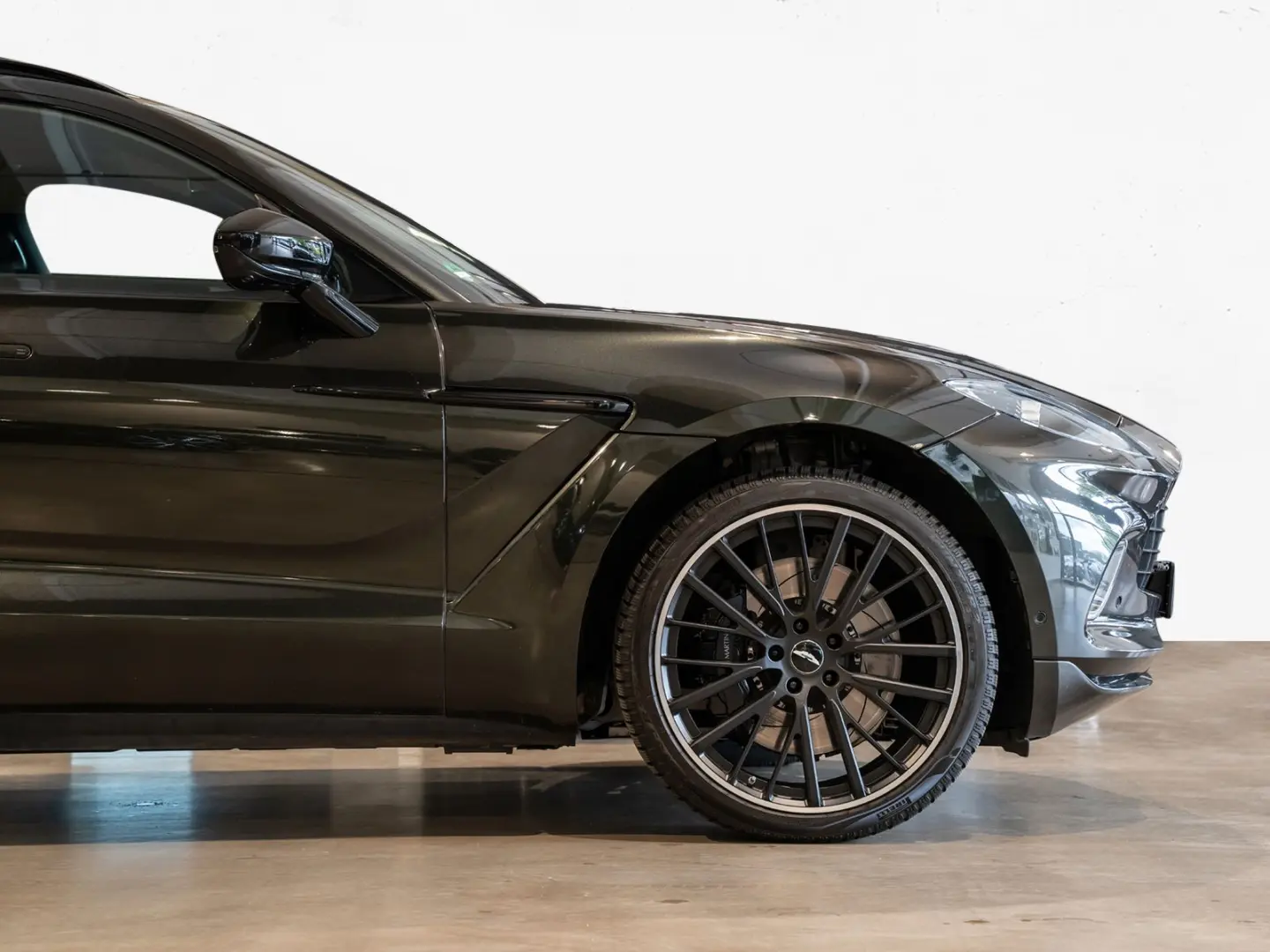 DBX 550 - Aston Martin Hamburg