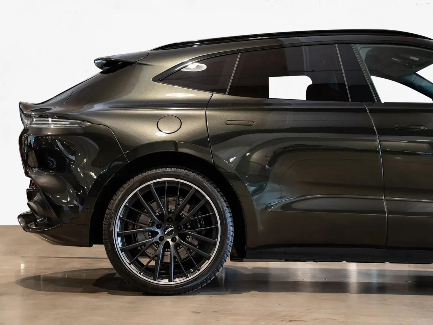 DBX 550 - Aston Martin Hamburg