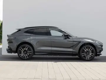 DBX 707 V8 4x4