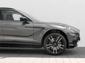 DBX 707 V8 4x4