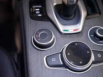 Stelvio 2.0 Turbo TI Q4 AT8*Memory*RFK*ACC*Bi-Xe