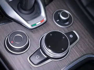 Stelvio 2.0 Turbo TI Q4 AT8*Memory*RFK*ACC*Bi-Xe