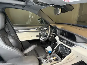 Stelvio Veloce Q4 CAM/AHK/PANO/ACC/1.HAND