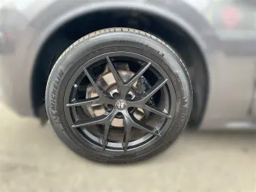 Stelvio 2.0 T AT8 Q4 Veloce PDC Xenon Kamera Sit