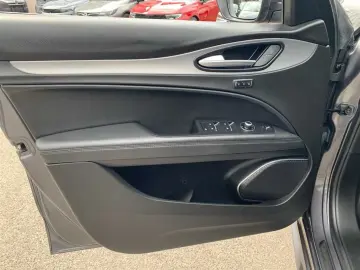 Stelvio 2.0 T AT8 Q4 Veloce PDC Xenon Kamera Sit