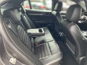 Stelvio 2.0 T AT8 Q4 Veloce PDC Xenon Kamera Sit