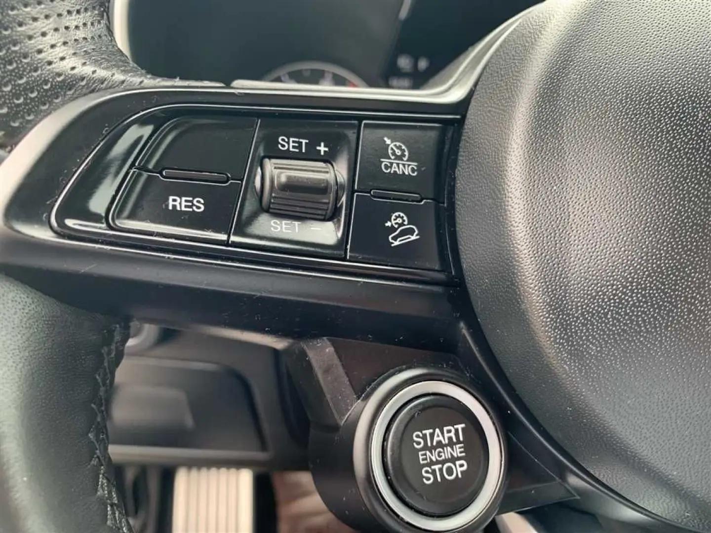 Stelvio 2.0 T AT8 Q4 Veloce PDC Xenon Kamera Sit