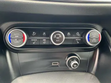 Stelvio 2.0 T AT8 Q4 Veloce PDC Xenon Kamera Sit