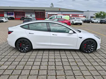 Model 3 Allradantrieb Dualmotor Performance