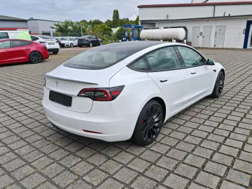 Model 3 Allradantrieb Dualmotor Performance