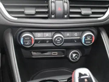 Giulia Competizione Q4 Werksgarantie 04-27
