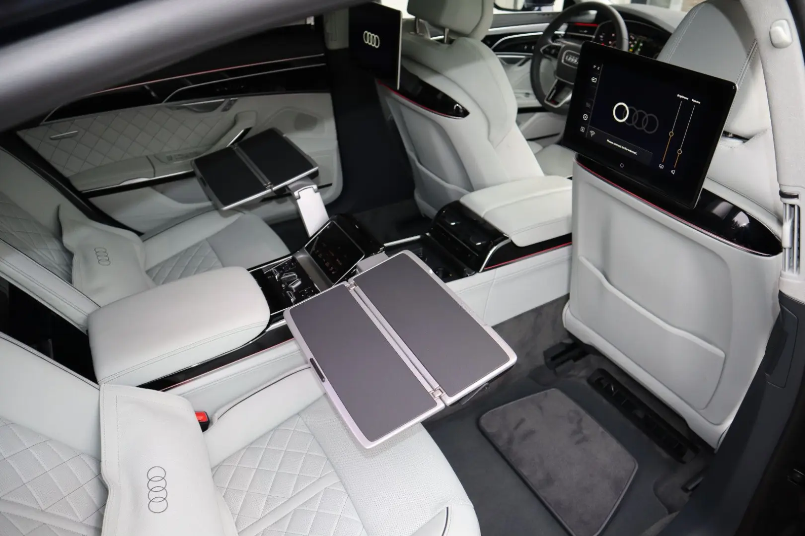 Audi A8L 60 TFSIe lang FULL EXCLUSIVE