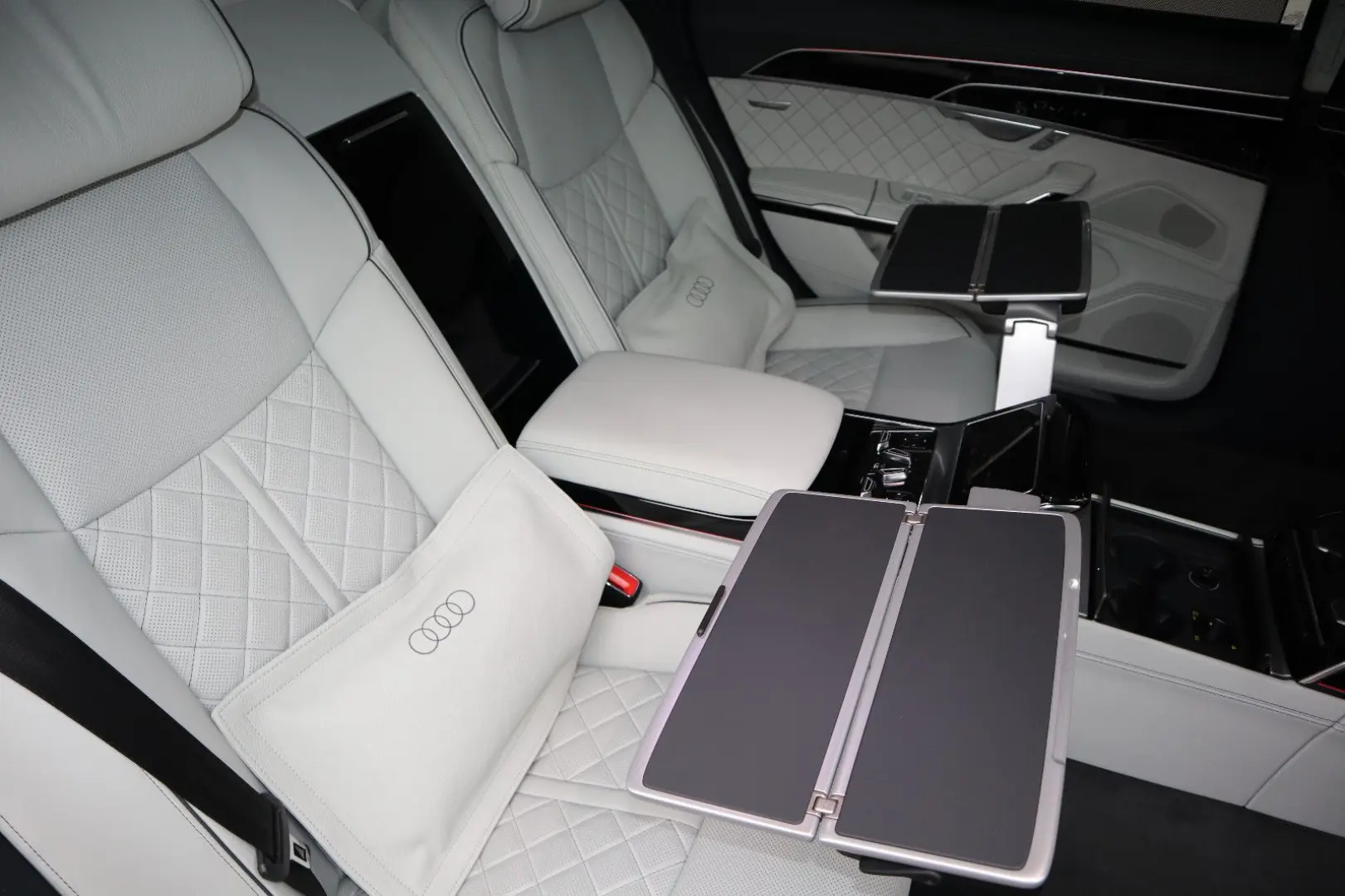 Audi A8L 60 TFSIe lang FULL EXCLUSIVE