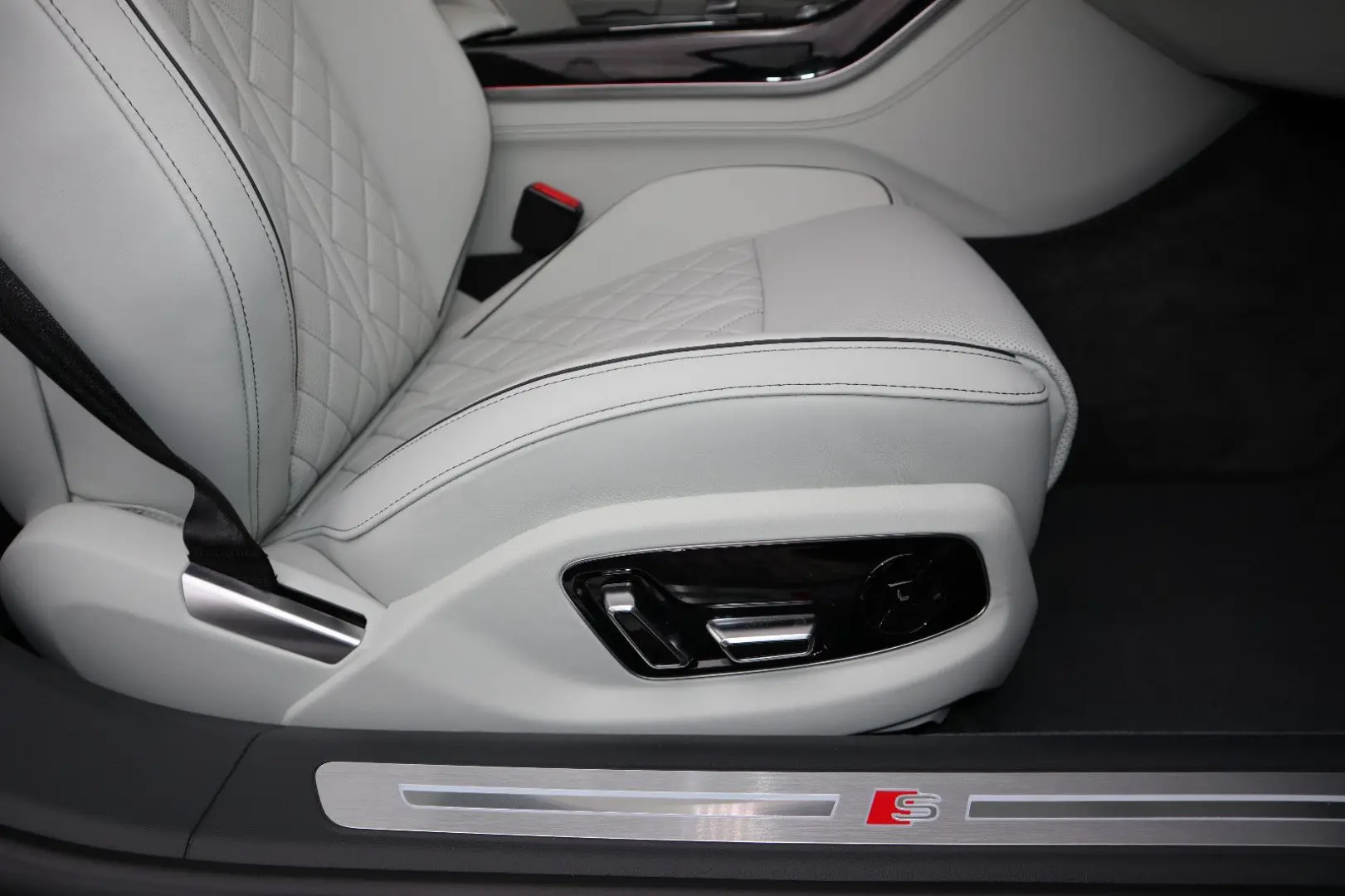 Audi A8L 60 TFSIe lang FULL EXCLUSIVE