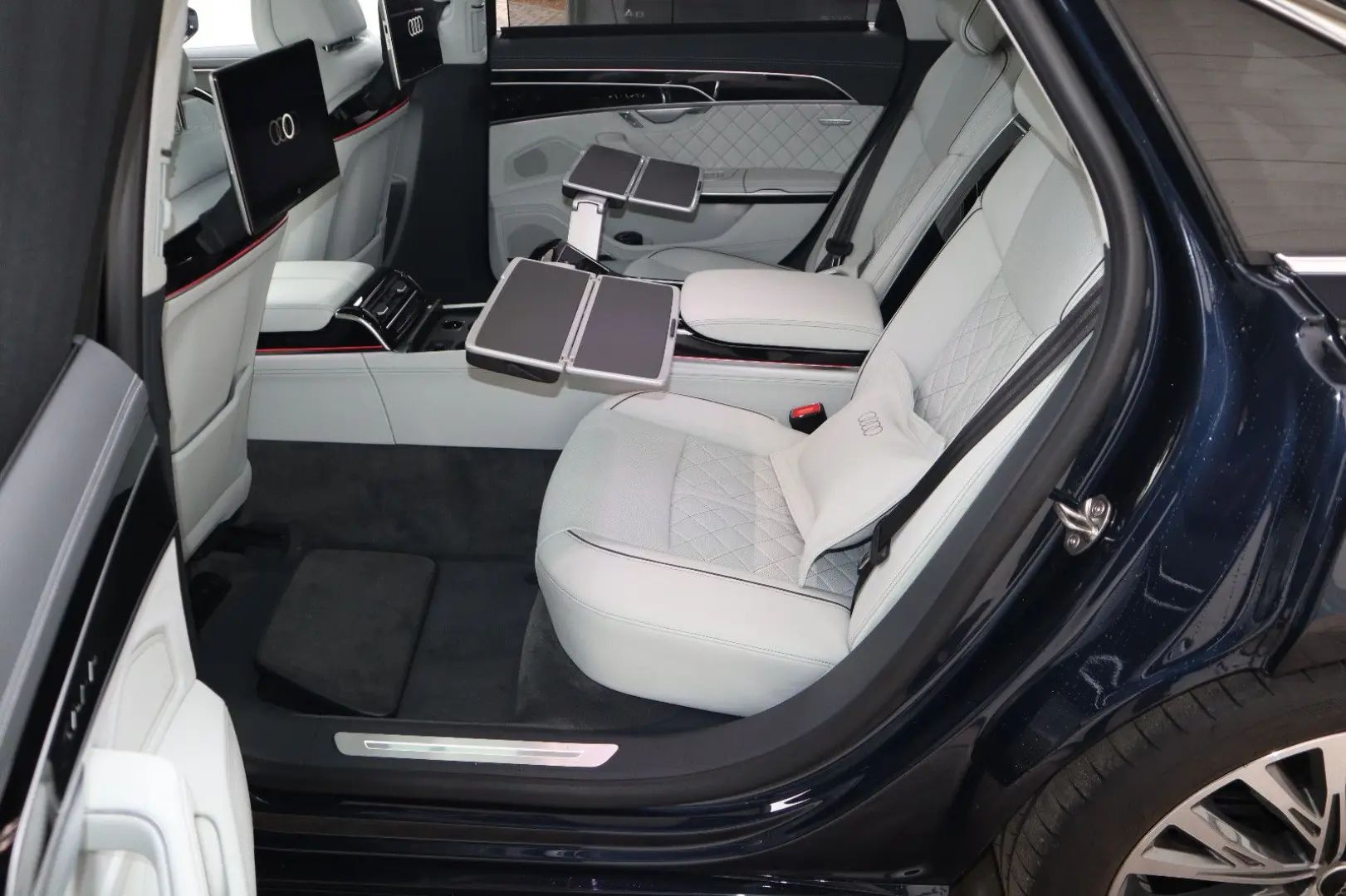 Audi A8L 60 TFSIe lang FULL EXCLUSIVE