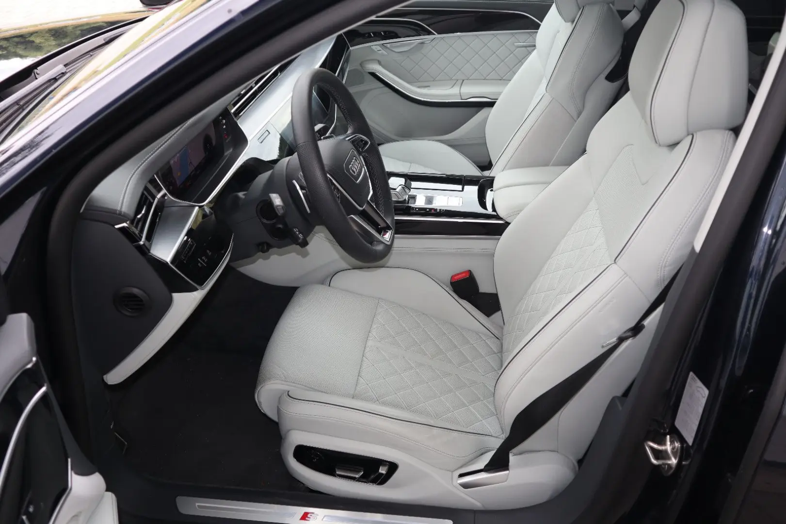 A8L 60 TFSI e lang FULL EXCLUSIVE