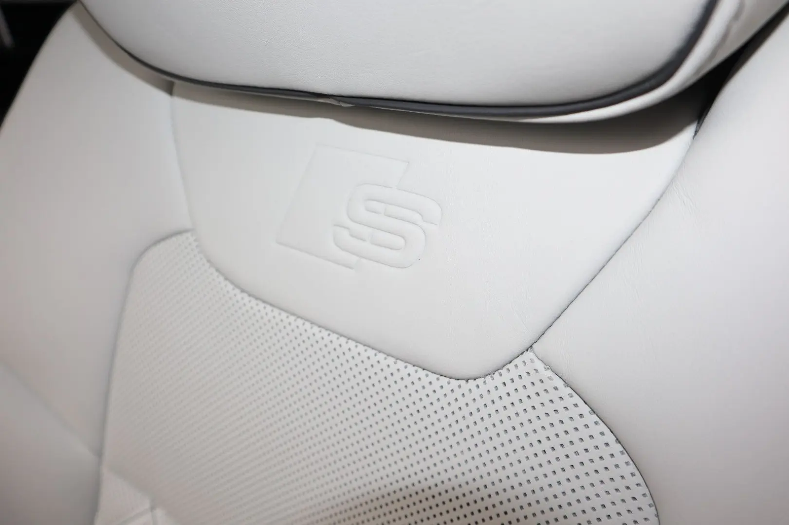 A8L 60 TFSI e lang FULL EXCLUSIVE
