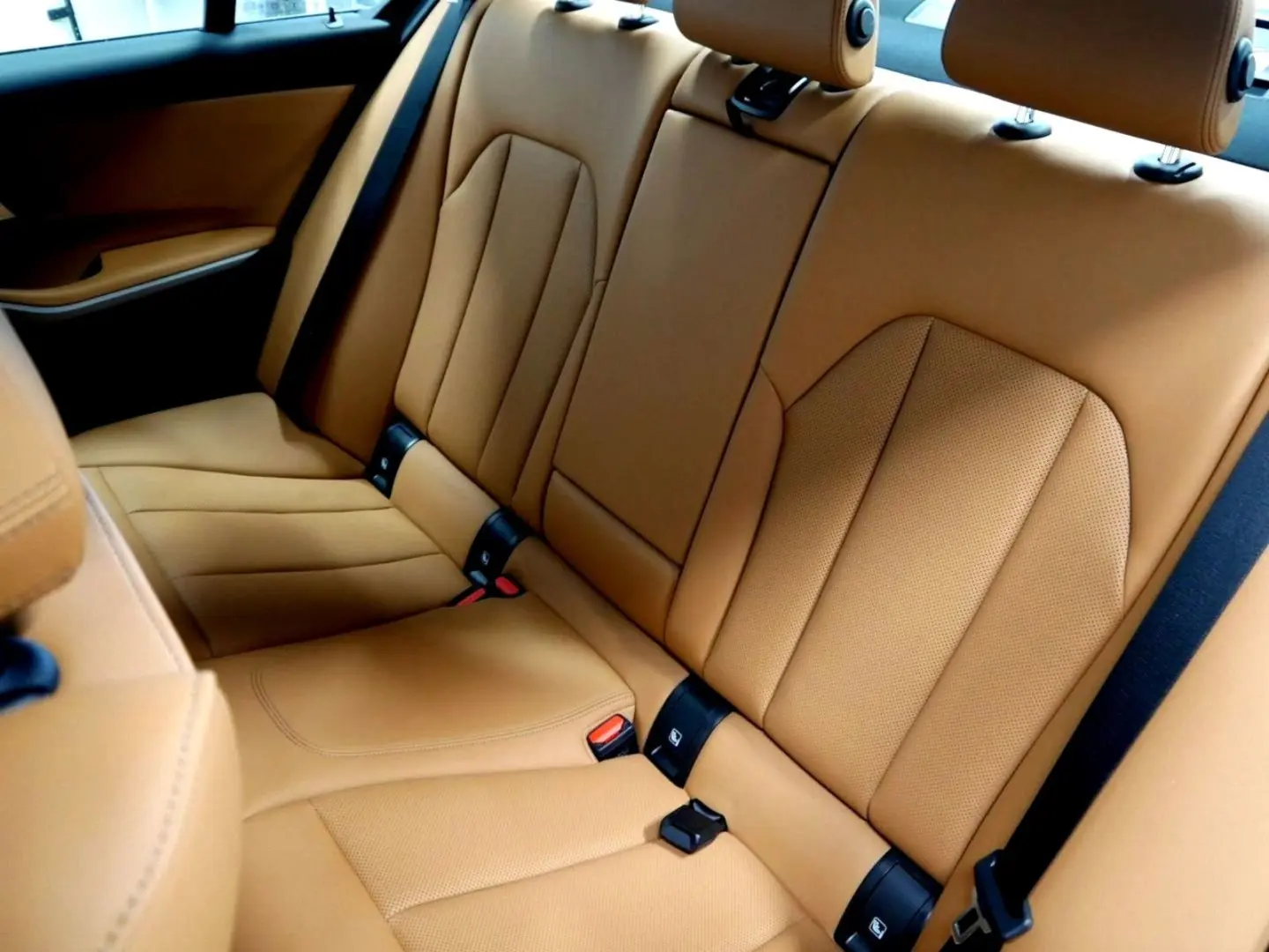318i Sport+ M Shadow Leder DrivingAs Widescreen