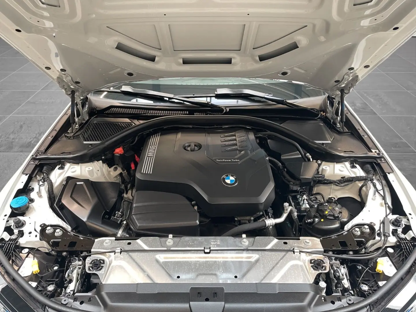 320i Lim. LCI II M-Sport ACC HiFi 360° NP:70.000