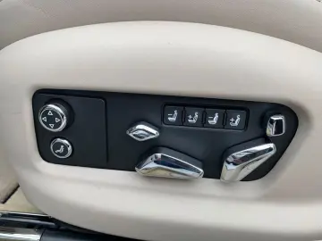 Bentley New Flying Spur V8 Azure