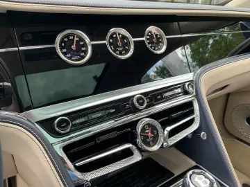 Bentley New Flying Spur V8 Azure
