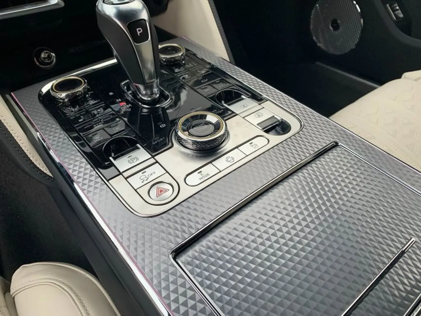 Bentley New Flying Spur V8 Hybrid Mulliner