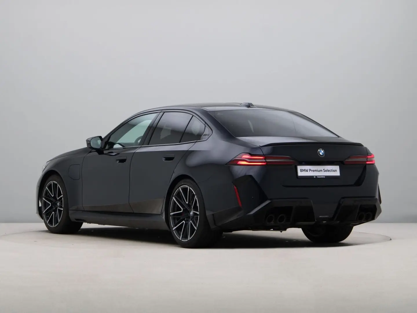 BMW M5 Sedan - Carbon Pack