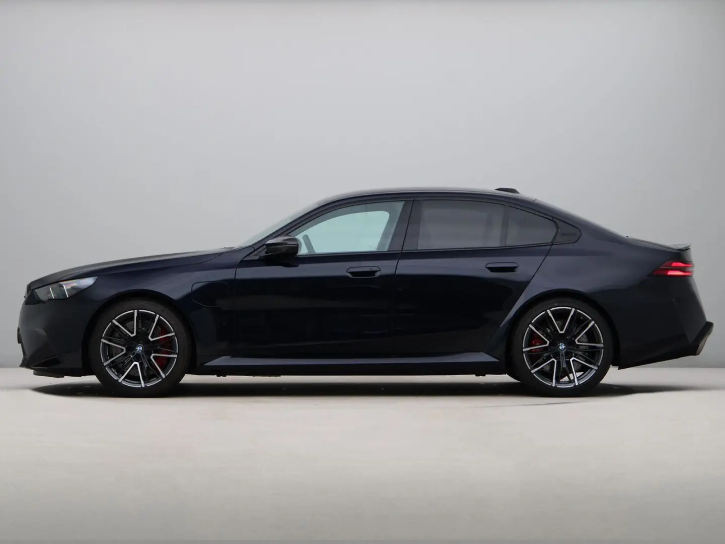 BMW M5 Sedan - Carbon Pack