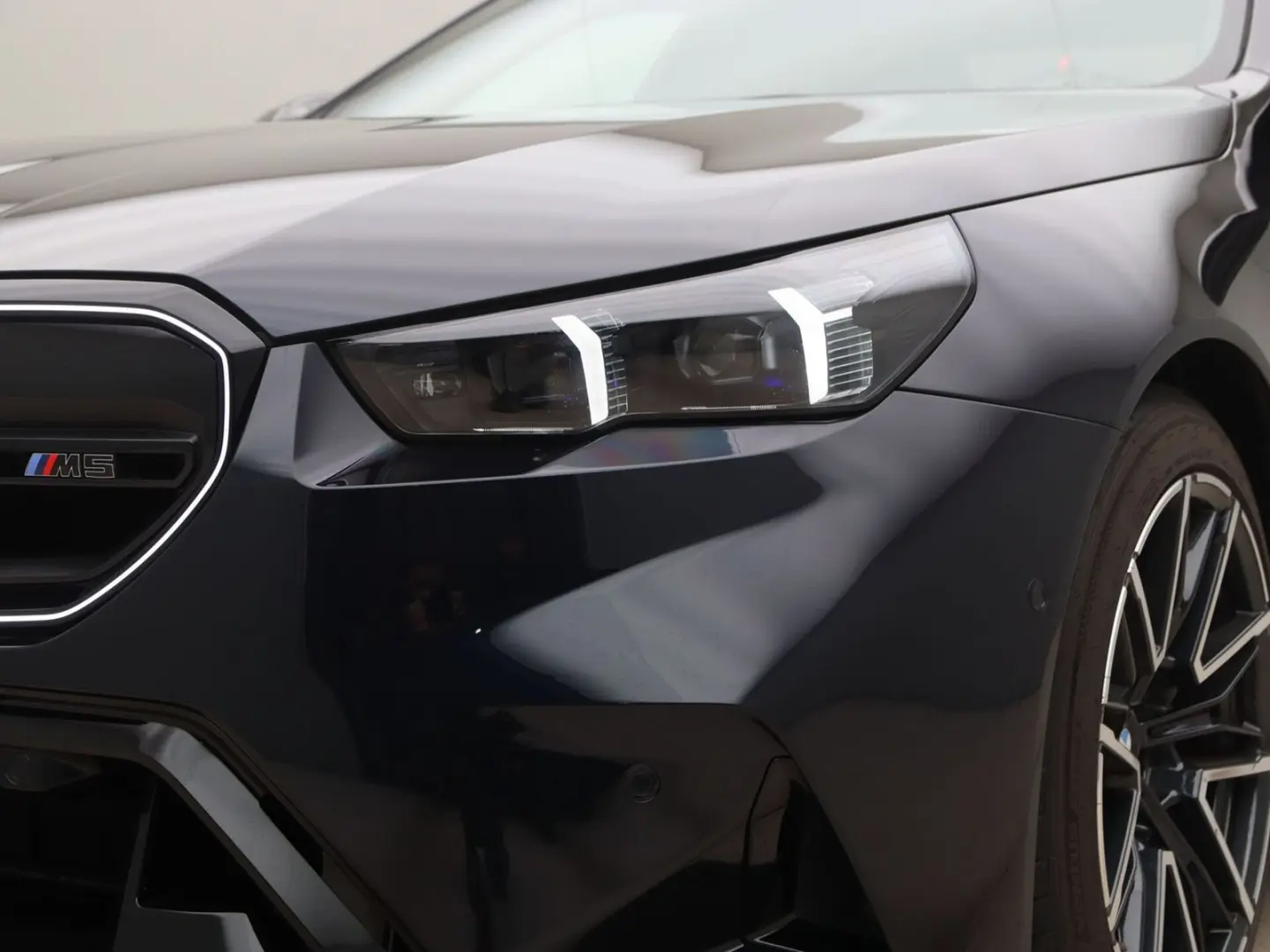 BMW M5 Sedan - Carbon Pack