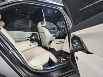 BMW M760e xDrive/Sky L./Crystal Lights/B&W Diamond