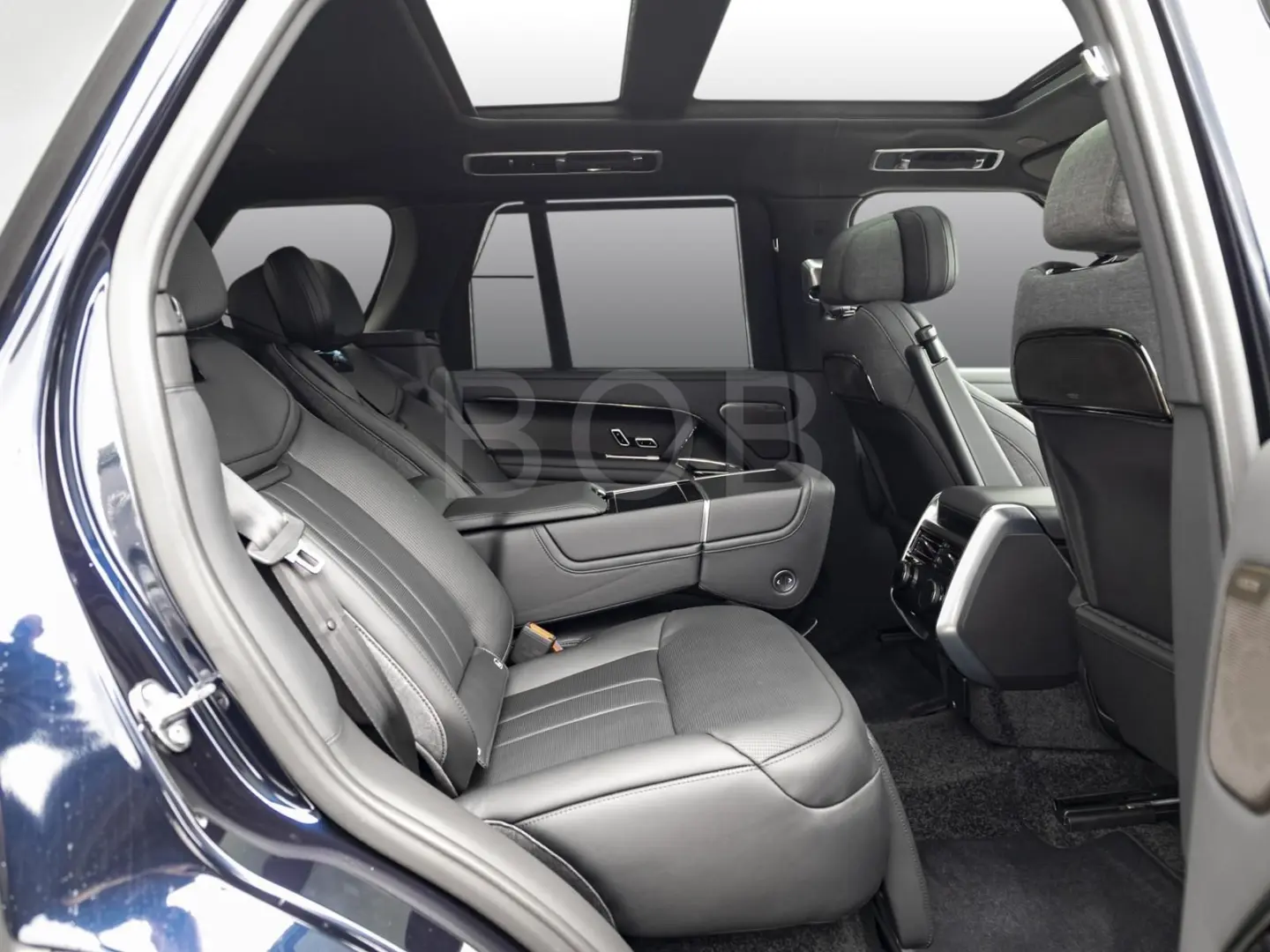 Range Rover SWB P550e SV