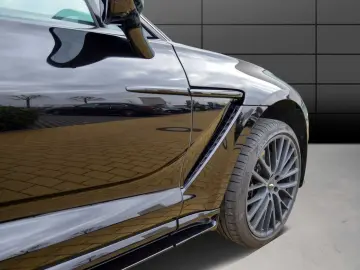 Aston Martin DBX 707