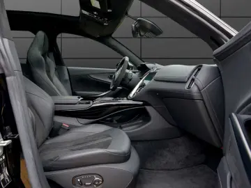 Aston Martin DBX 707