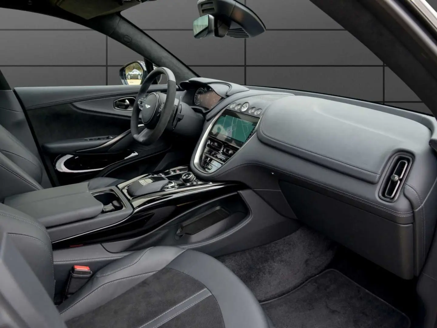 Aston Martin DBX 707