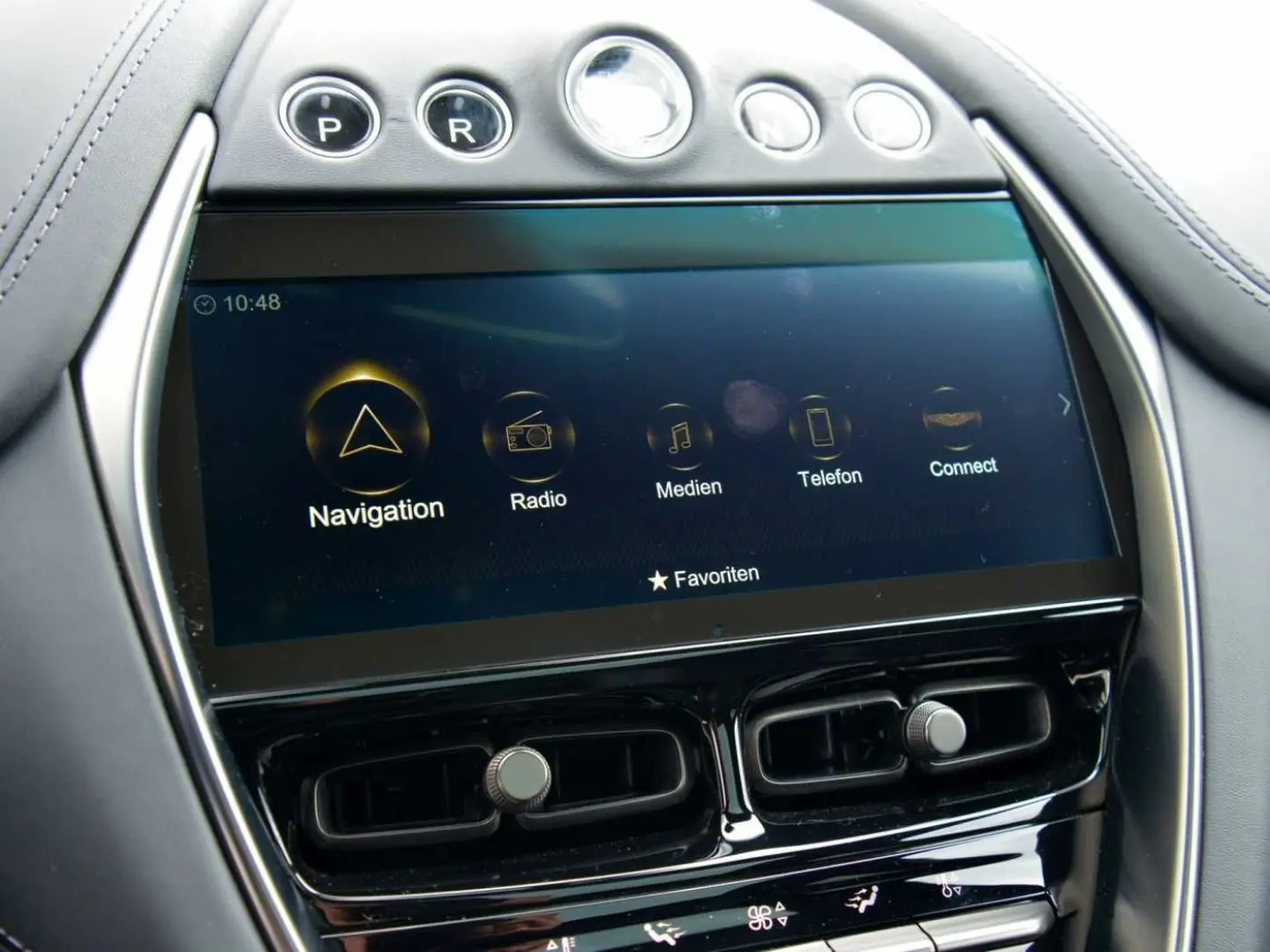 Aston Martin DBX 707