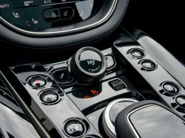 Aston Martin DBX 707