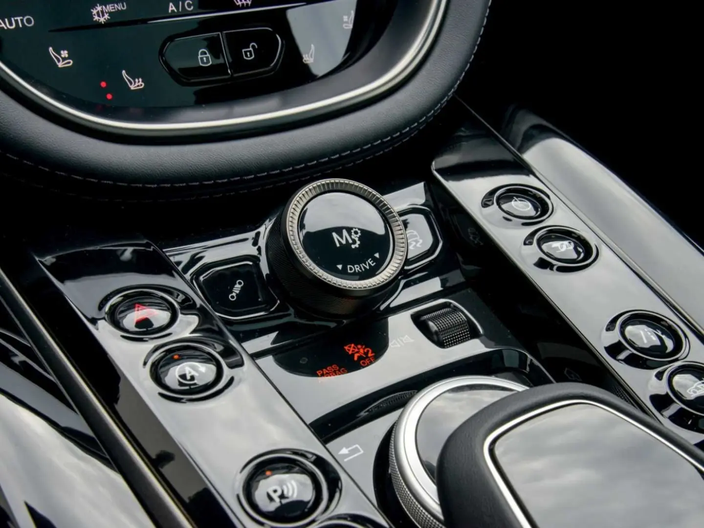 Aston Martin DBX 707