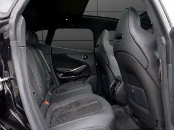 Aston Martin DBX 707