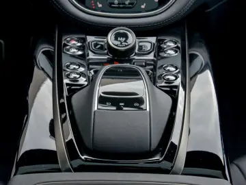 Aston Martin DBX 707
