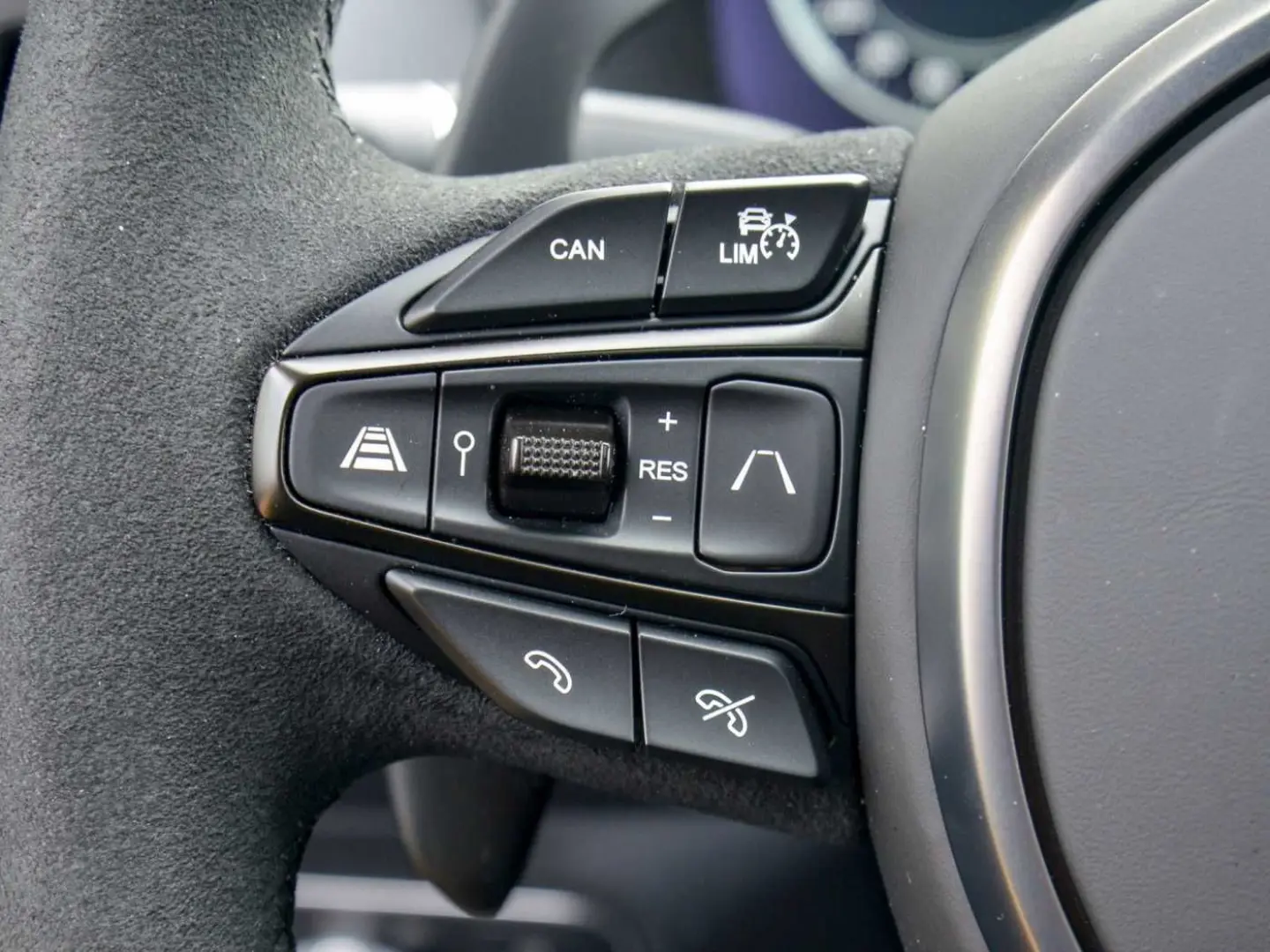 Aston Martin DBX 707