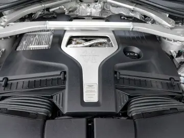 Aston Martin DBX 707