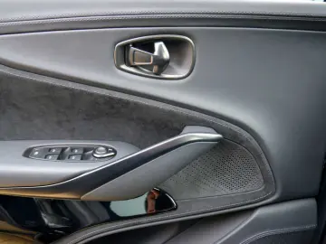 Aston Martin DBX 707